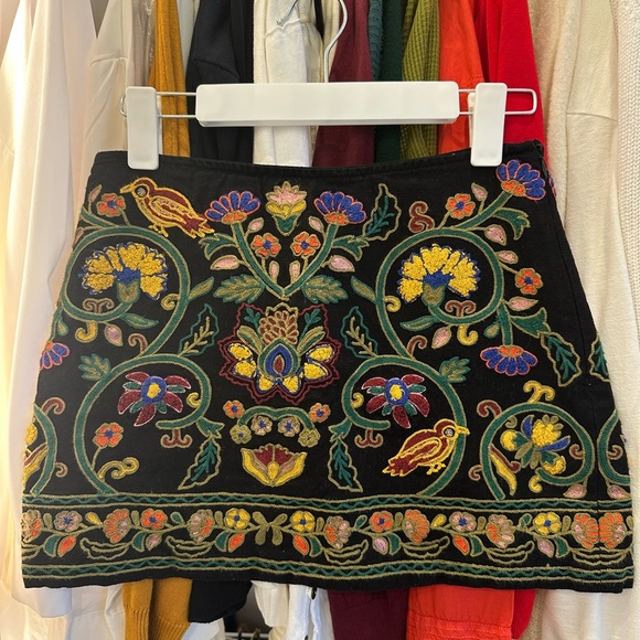 Zara Mini Skirt Black Embroidered w/rich tones yellow red blue green SIZE SMALL - Picture 4 of 9